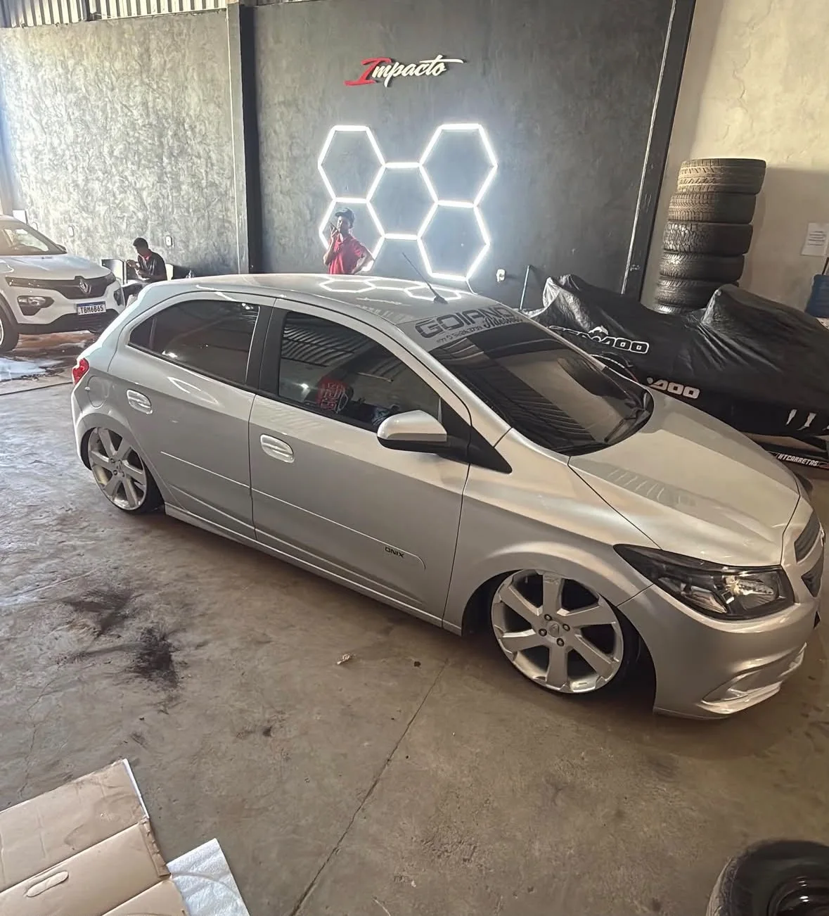 Hatch prata rebaixado com rodas grandes