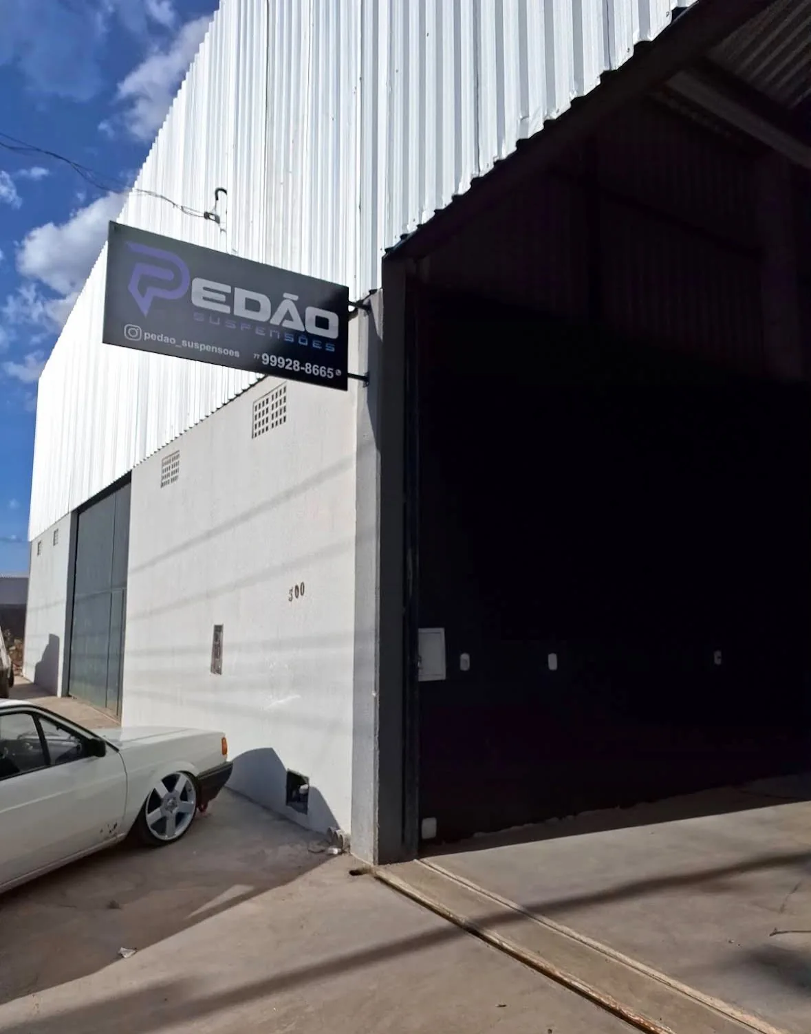 Fachada da oficina com placa Pedão Suspensões